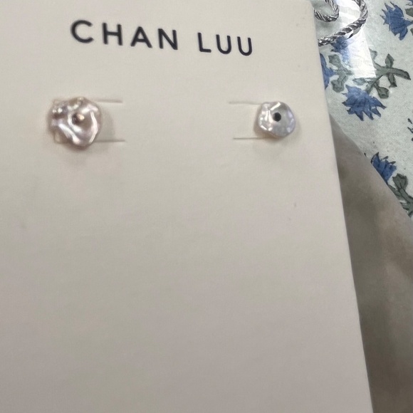 NWT Chan Luu Pearl Stud Earrings - Picture 8 of 13